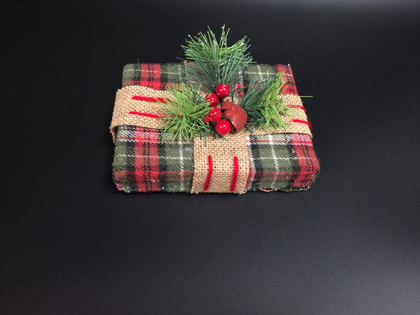 CHRISTMAS GIFT IN PLAID W/ RIBBON & HOLLY-SM